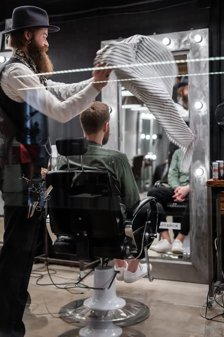 Barber bekerja di barbershop