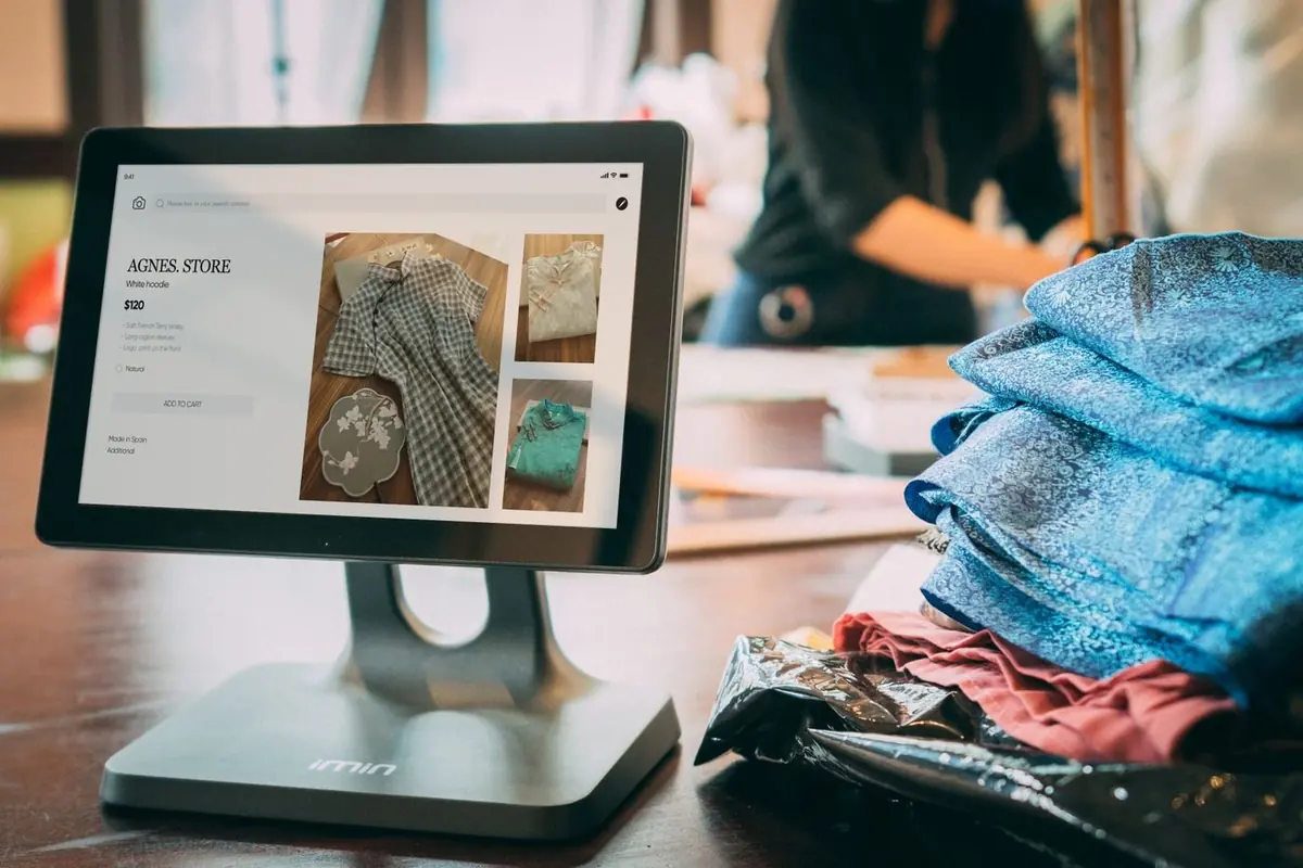Tablet kasir di meja toko pakaian