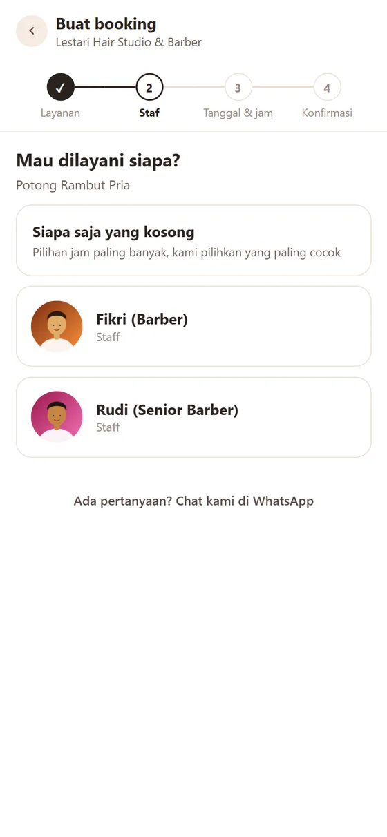 Pelanggan memilih staf di HP